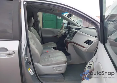 2013 Toyota Sienna Xle V6 7 Passenger Auto Access Seat/Xle V6 8 Passenger z USA, uszkodzony, nr VIN 5TDYK3DC1DS310650